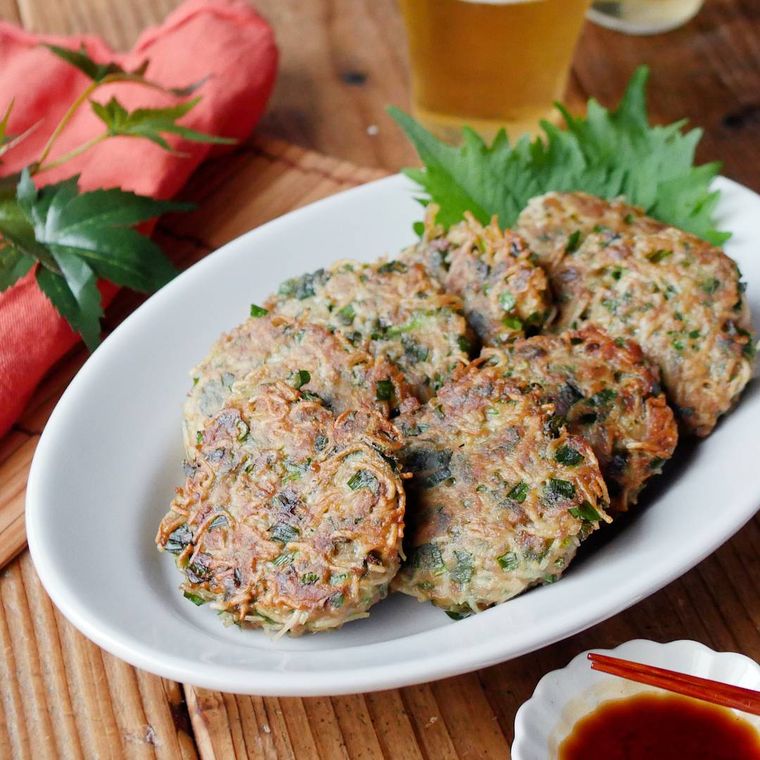 白い楕円のお皿に盛られたニラしそそうめん餃子