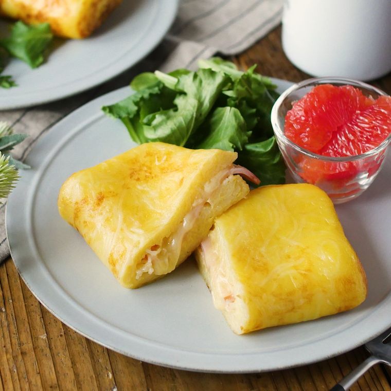 ブルーグレーの丸皿に盛られたそうめんフレンチトースト