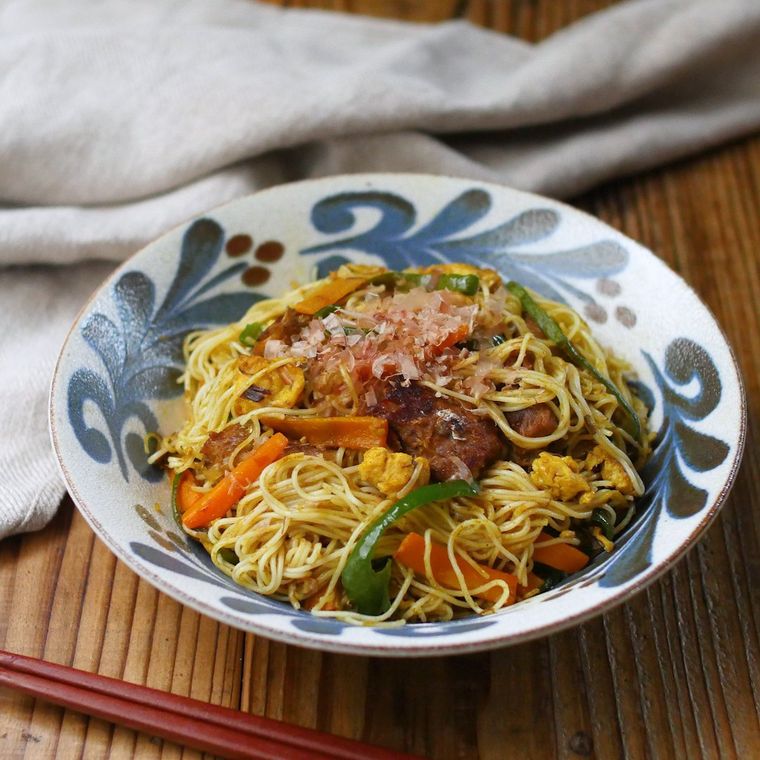 紺色の模様が入った白い器に盛られたカレーそうめんチャンプルー