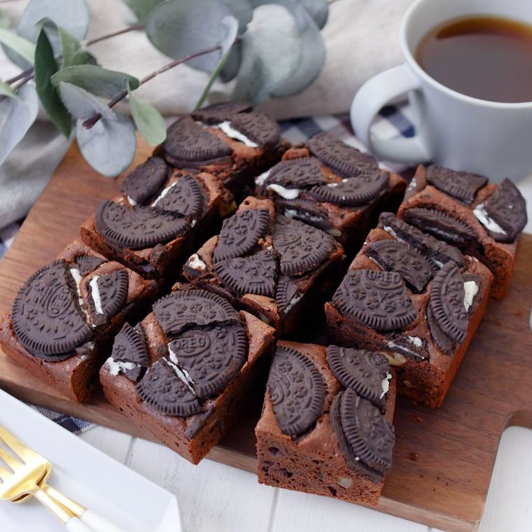 木製ボードに盛り付けられたオレオブラウニー