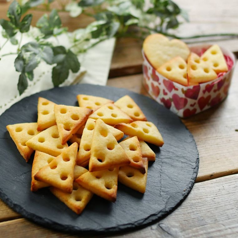 黒い皿に盛られたチーズクッキー