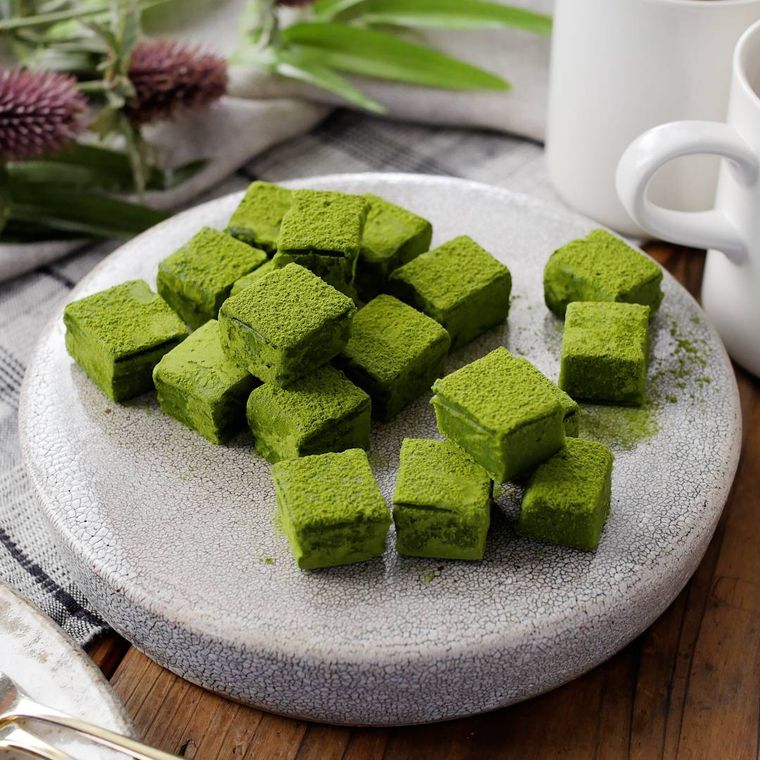 円形の台にのった濃厚抹茶生チョコ