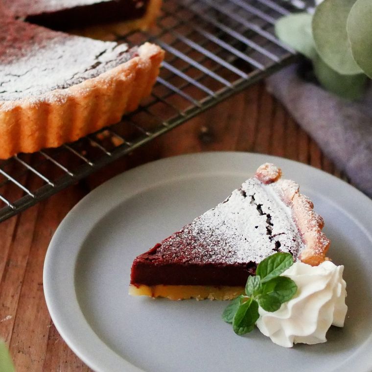 皿に盛り付けられたチョコレートタルト