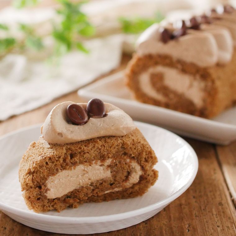 白い皿に盛られたコーヒーロールケーキ