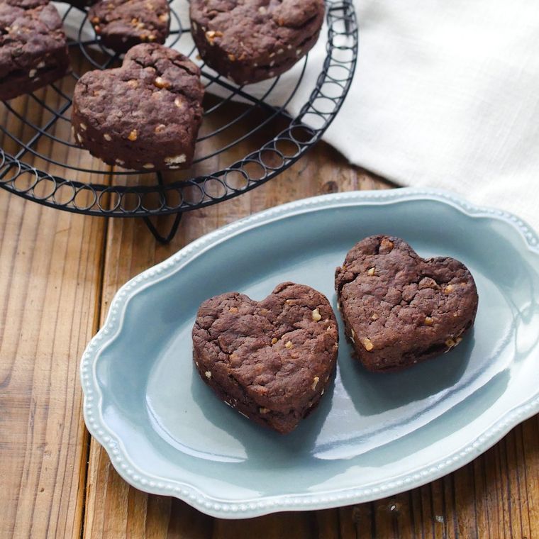 水色の皿に盛られたチョコナッツスコーン
