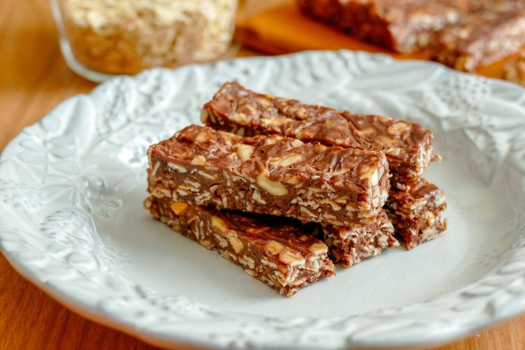 白いお皿に盛られていピーナッツバター入りプロテインバー