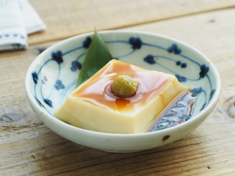 わさびとたれをかけたピーナッツ豆腐