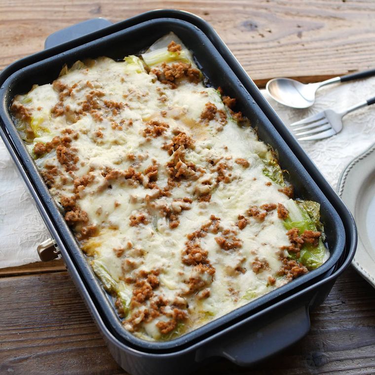 ホットプレートで焼かれている白菜ラザニア