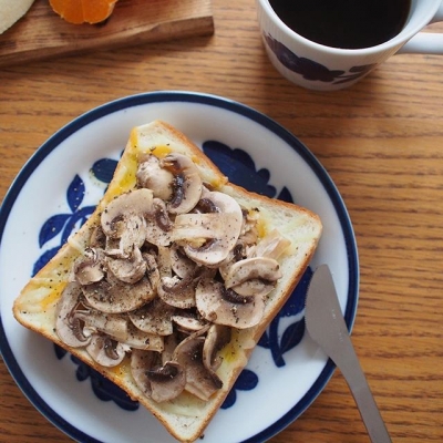 パンにきのこを乗せるだけ!簡単「マッシュルームトースト」を朝食にいかが?