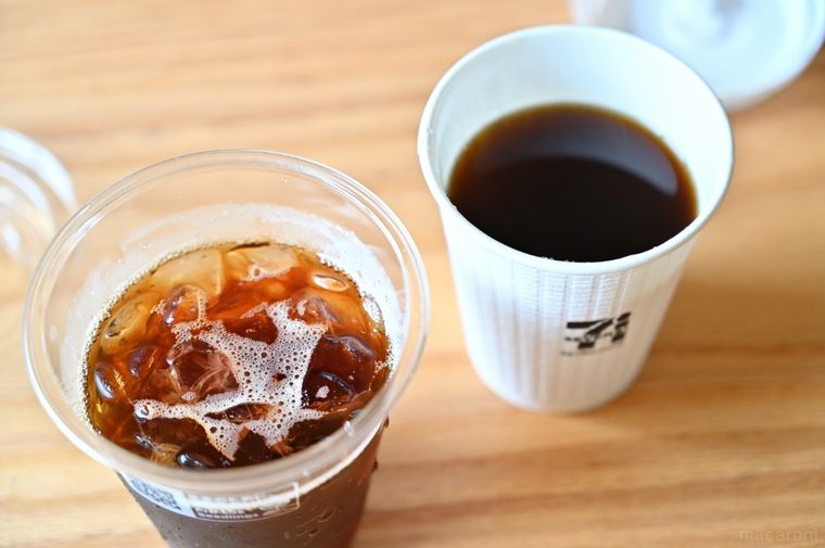 セブンイレブンのホットコーヒーとアイスコーヒーを並べている