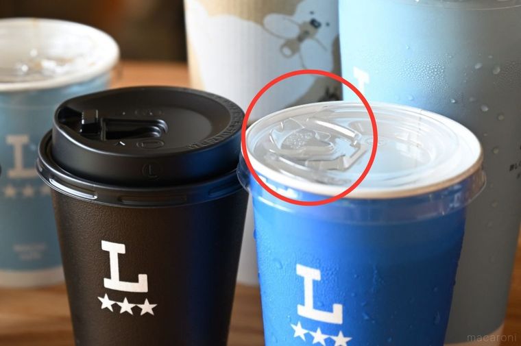 アイスコーヒーのふたの飲み口に赤丸をつけている