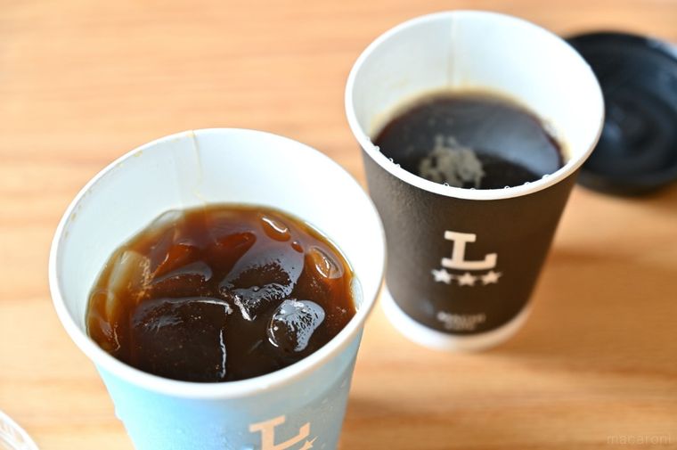 ローソンのホットコーヒーとアイスコーヒーを並べている