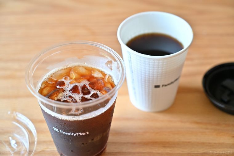 ファミリーマートのホットコーヒーとアイスコーヒーを並べている