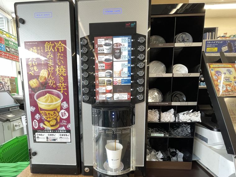ファミリーマートのコーヒーマシンでコーヒーを淹れている