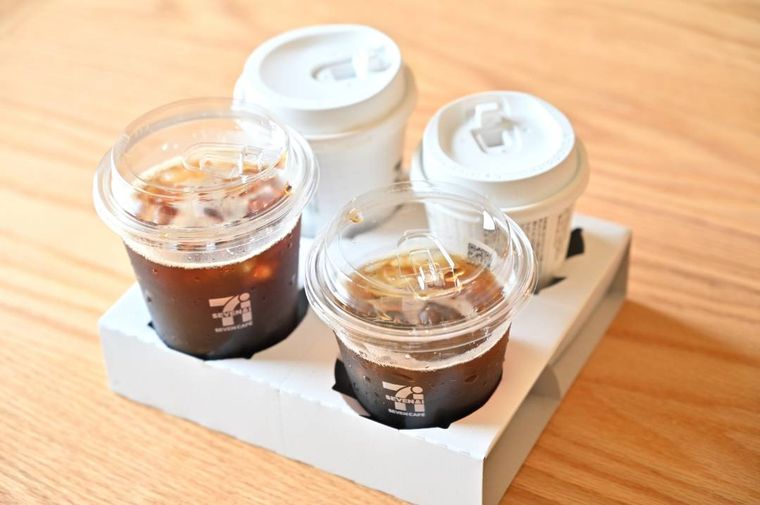 セブンイレブンのコーヒー4杯分をドリンクホルダーに入れている