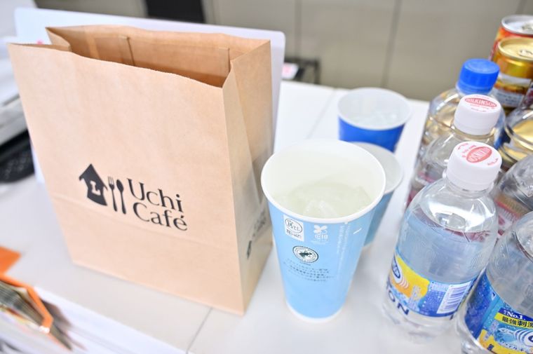 ローソンのレジに置かれた紙コップと紙袋