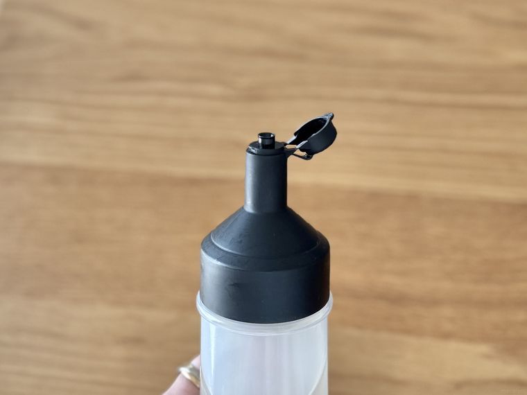 ワンタッチオイルボトル 黒のキャップアップ