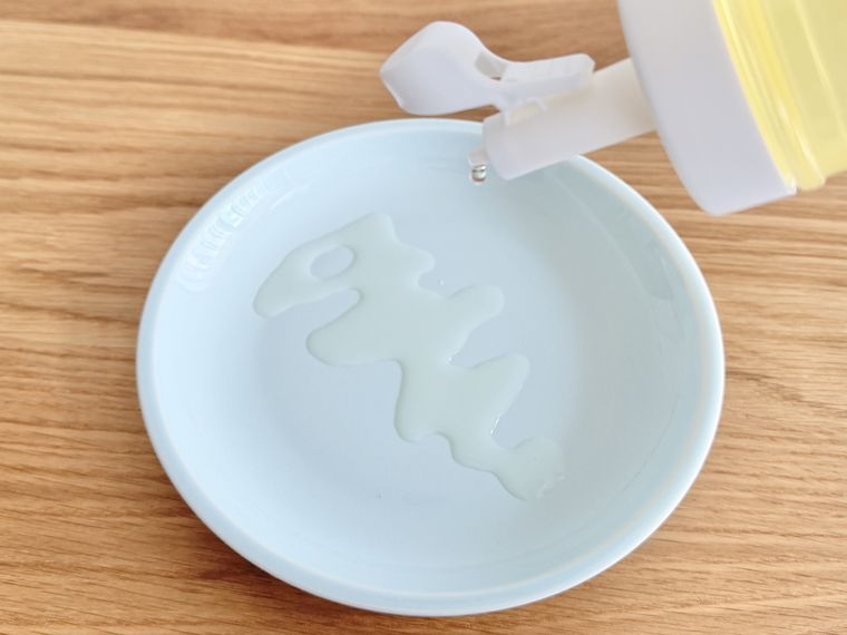 ダイソー極細オイルボトルの液だれを検証している様子