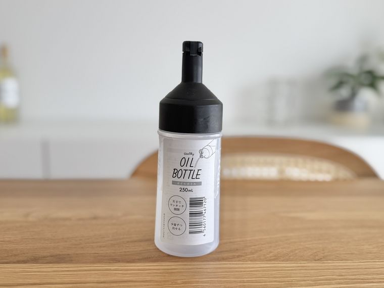 ダイソーワンタッチオイルボトル 黒のパッケージ