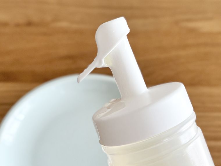 サラダ油が漏れたダイソー極細オイルボトルのキャップアップ