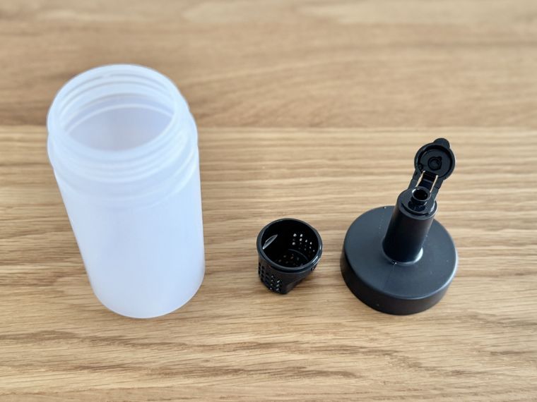 丸型フィルター付オイルボトル250mL、細口のパーツを並べた様子