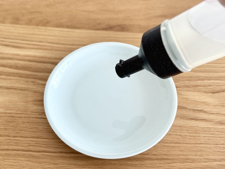 ワンタッチオイルボトル 黒の漏れを検証している様子