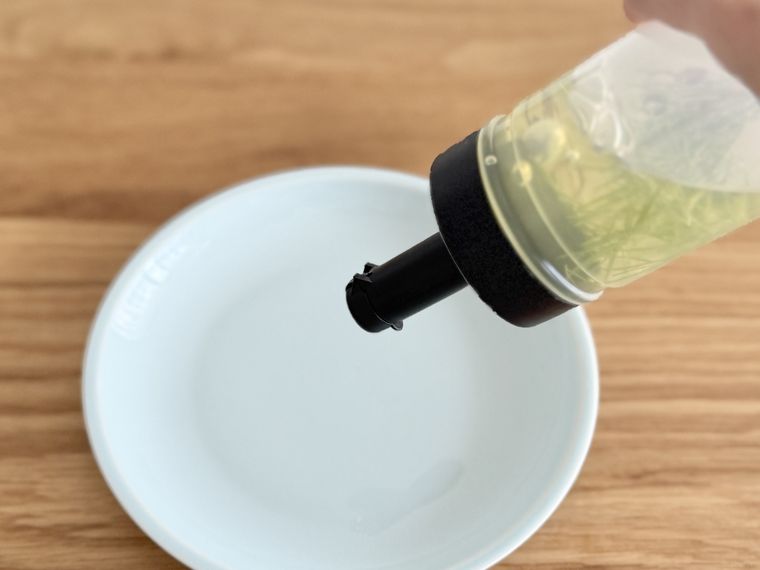 丸型フィルター付オイルボトル250mL、細口の漏れを検証している様子