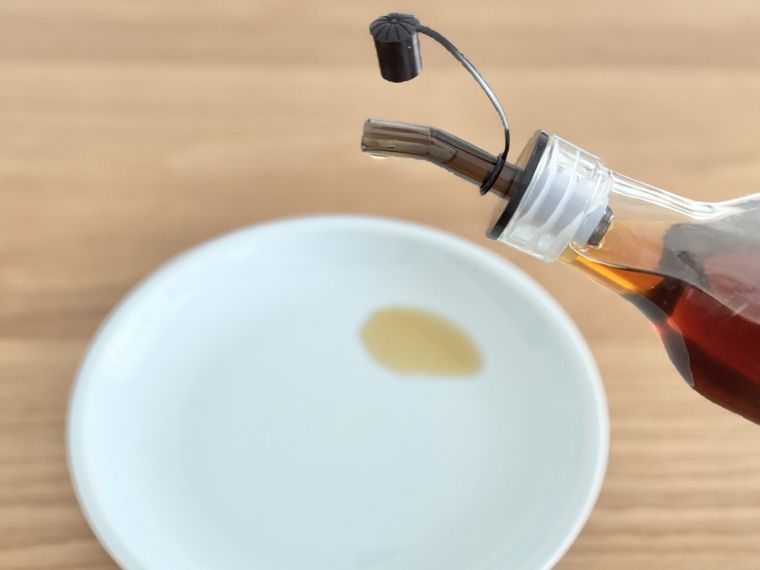 ビネガーオイルガラスボトルで液だれを検証している様子