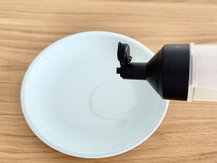 ワンタッチオイルボトル 黒の液だれを検証している様子