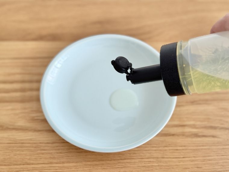 丸型フィルター付オイルボトル250mL、細口の液だれを検証している様子