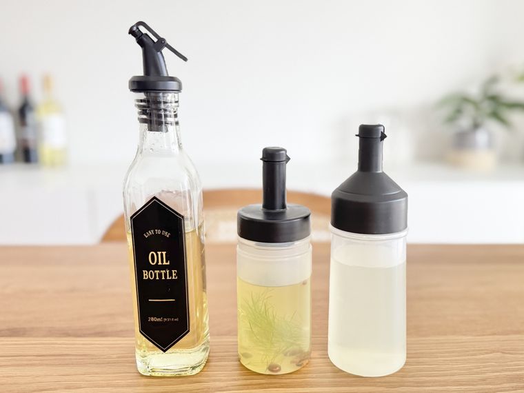 ダイソーのおすすめオイルボトル3本が並ぶ様子