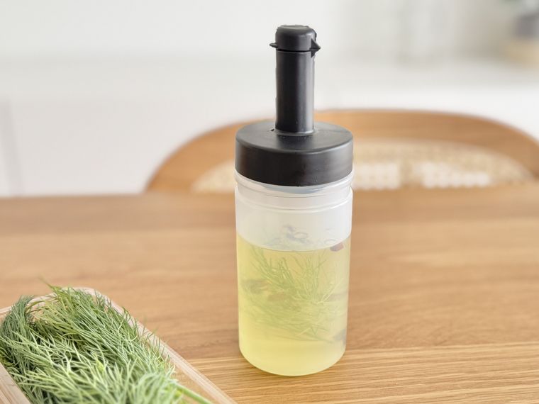 ディルを入れたダイソー丸型フィルター付オイルボトル250mL、細口