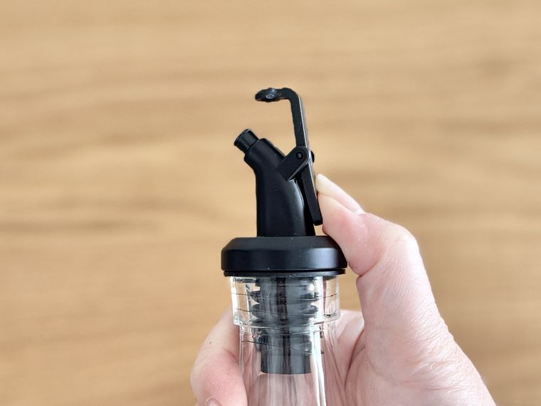 ガラスオイルボトルデザイン付、約280mLのキャップ部分アップ