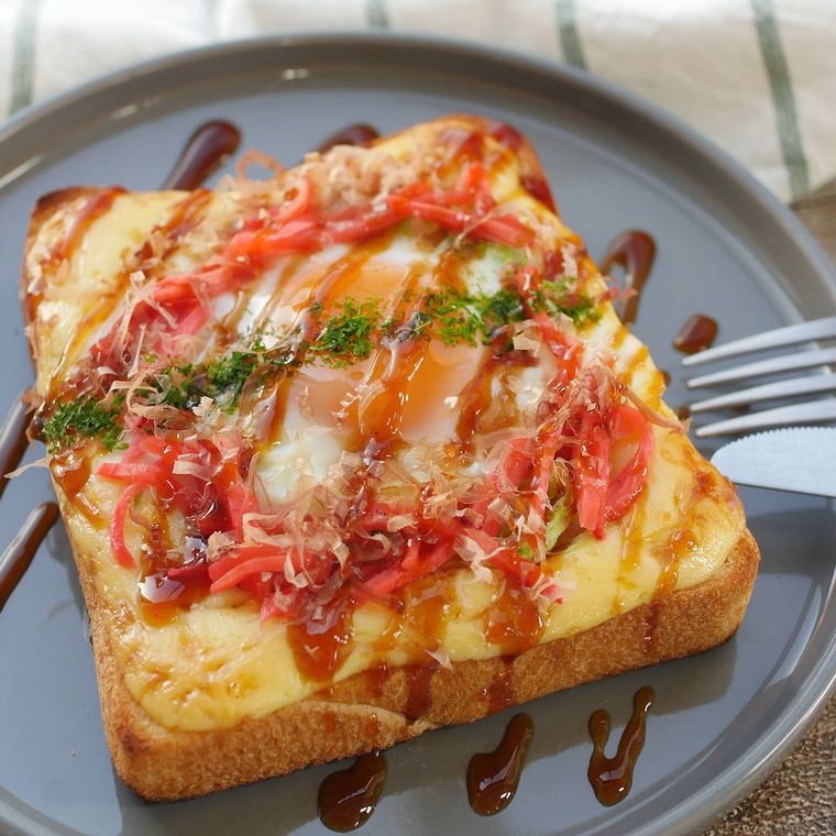 紅しょうがや青のりがトッピングされたお好み焼きトースト