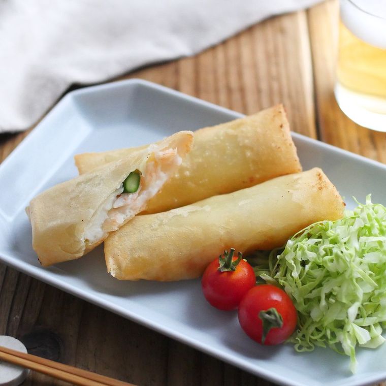 六角皿に盛り付けたアスパラえび春巻き