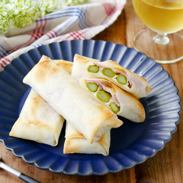 青い皿に盛り付けたアスパラベーコン春巻き