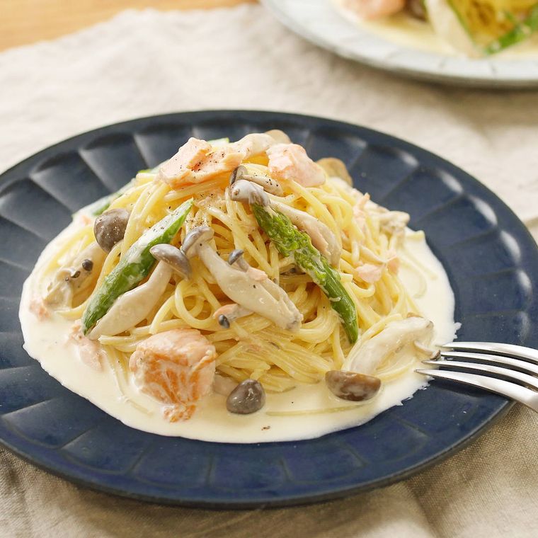 皿に盛り付けた甘鮭とアスパラのクリームパスタ