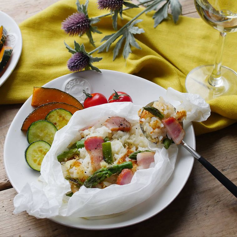 白い皿に盛り付けたアスパラのチーズリゾット