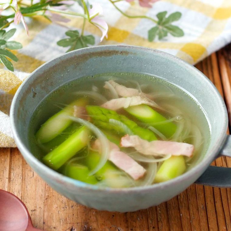 スープカップに入ったアスパラのコンソメスープ