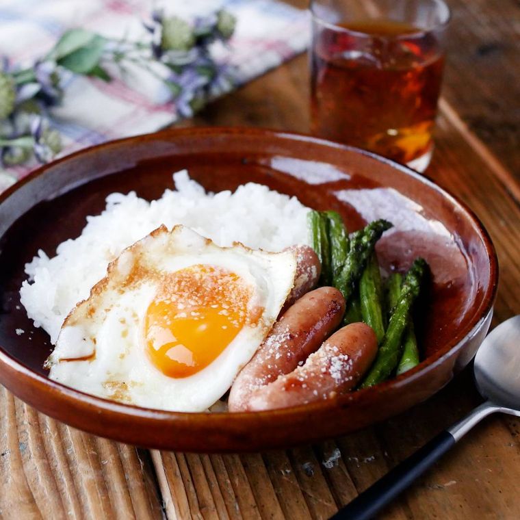 深皿に盛り付けたアスパラとウインナーの目玉焼き丼