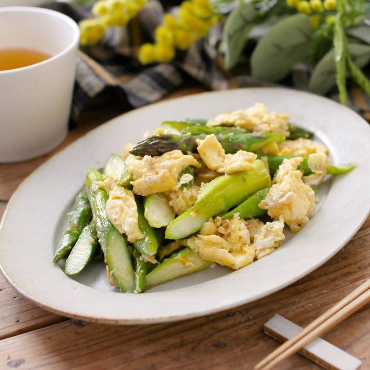 皿に盛り付けたアスパラのふんわり卵炒め