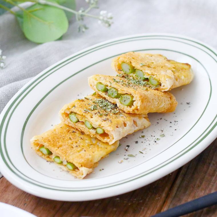 オーバル皿に盛り付けたアスパラチーズ巻き