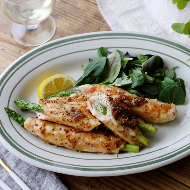 オーバル皿に盛り付けたアスパラの鶏ささみ肉巻き