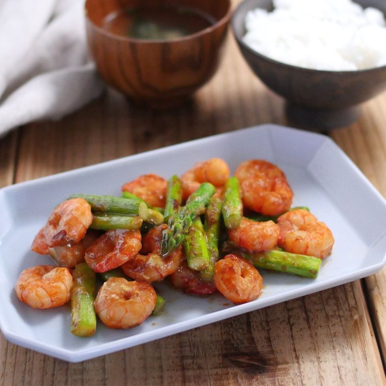 六角皿に盛り付けたむきえびとアスパラのオイマヨ炒め