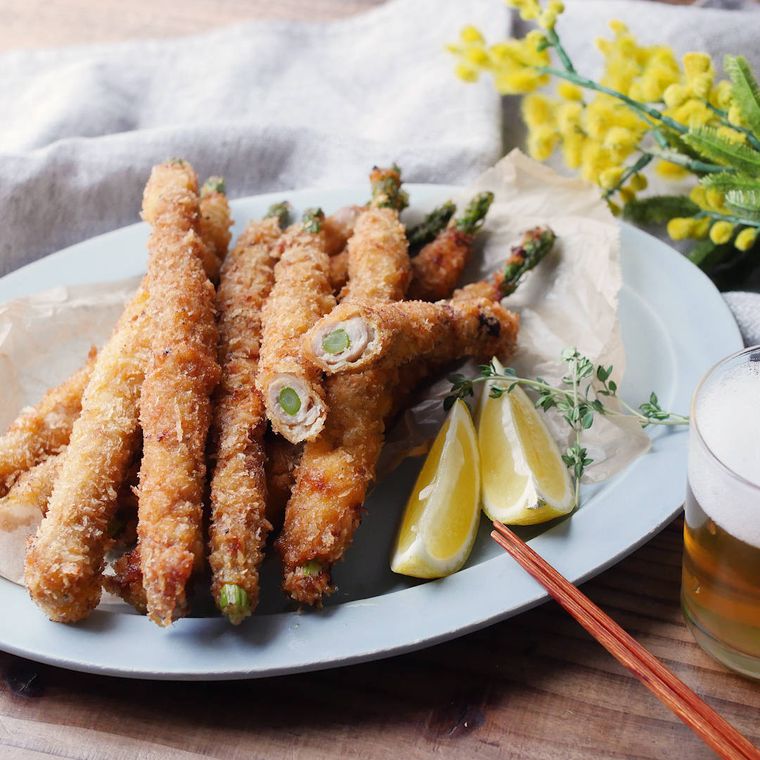 オーバル皿に盛り付けたアスパラの肉巻きフライ