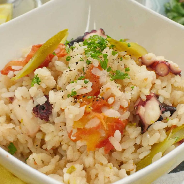 白い皿に盛り付けたアスパラとトマトのたこ飯