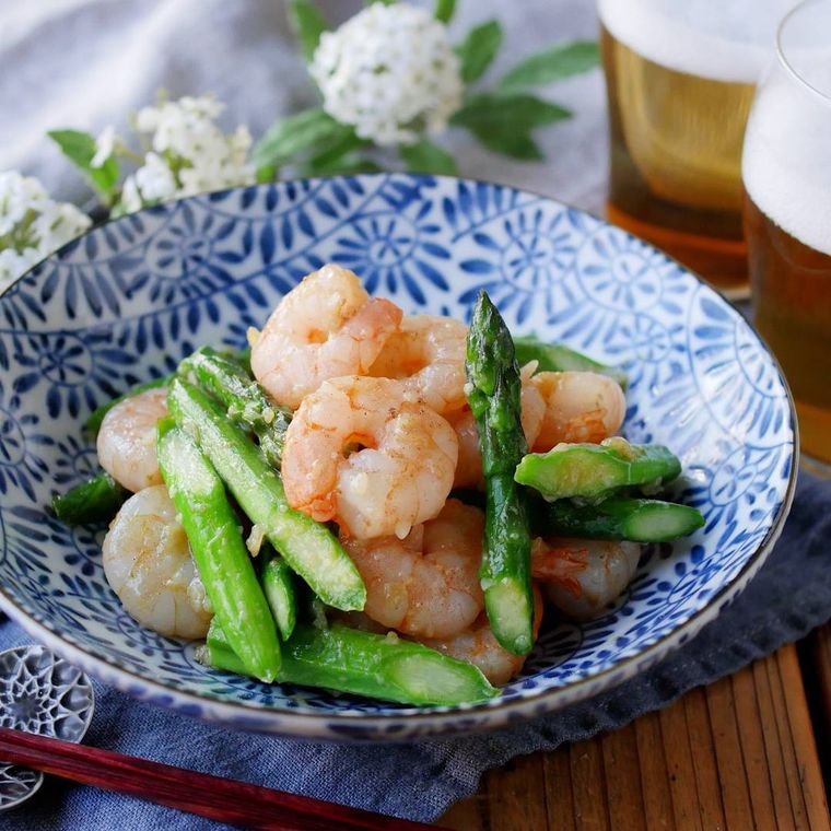 皿に盛り付けたえびとアスパラの中華炒め