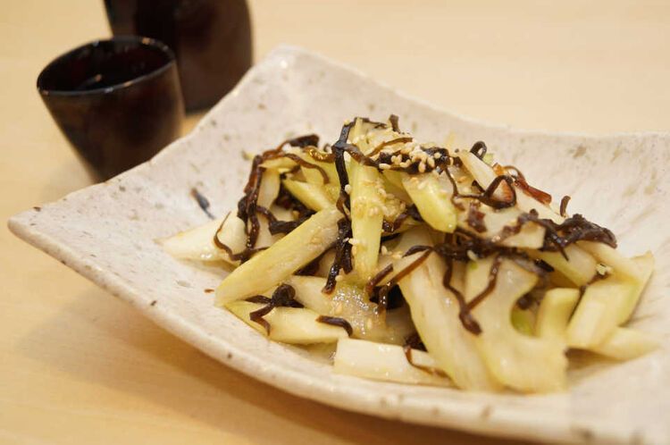 和皿に盛り付けたセロリの塩こんぶ和え