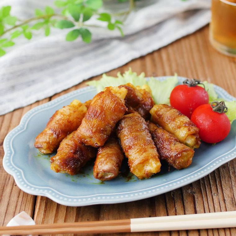 水色の長皿に盛りつけられた、セロリのカレー風味豚バラ肉巻き
