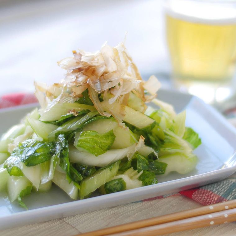 白い角皿に盛りつけられた、昆布茶とごま油味のセロリ浅漬け